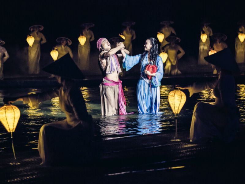 Act 3: Emotional performance in the "Lamp  & Sea" performance of the Hoi An Memories show