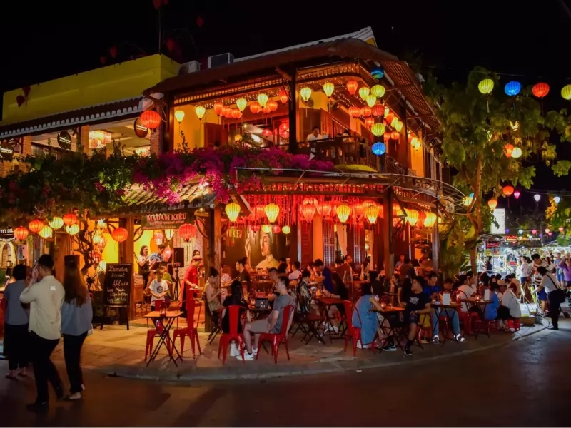Hoi An night markets are the perfect spots for tourists to enjoy street food