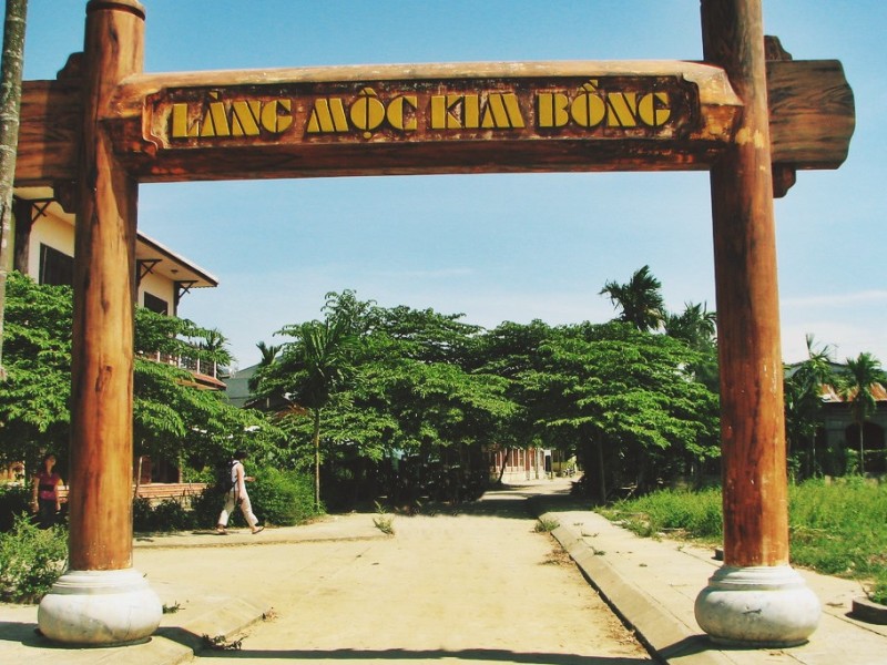 Cổng chào đón du khách vào làng