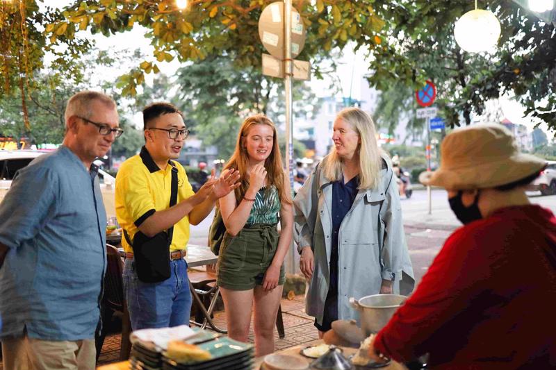 Du khách thưởng thức ẩm thực tại phố cổ Hội An