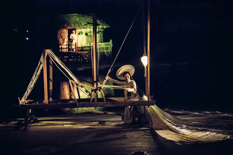 Hình ảnh cô gái ngồi bên khung cửi, dịu dàng dệt nên tấm vải thời gian đầy màu sắc