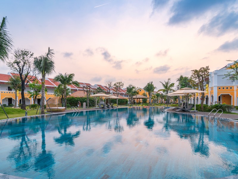 Hồ bơi rộng lớn tại Hoi An Memories Resort & Spa