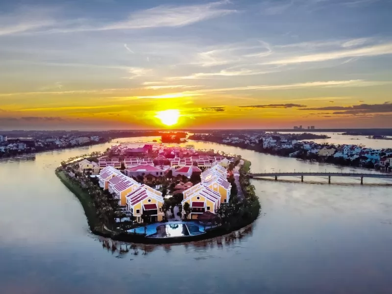 Hoi An Memories Resort & Spa nằm tách biệt trên cồn giữa dòng sông Hoài