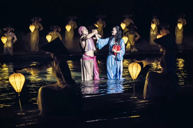 A small scene in 5 performances