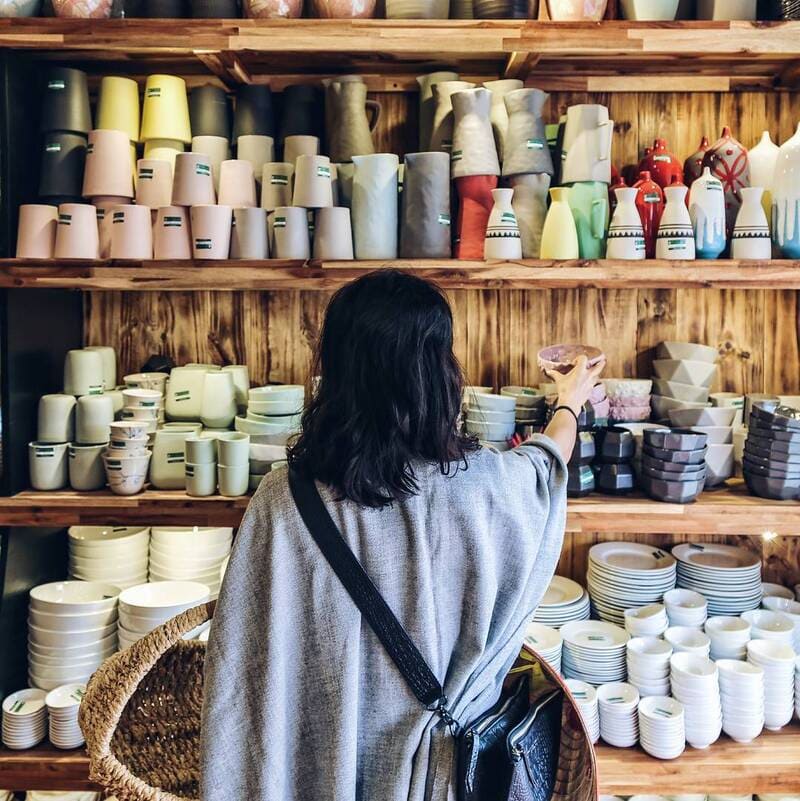 Mua sắm sản phẩm gốm khi đến làng gốm Thanh Hà trong chuyến du lịch Hội An