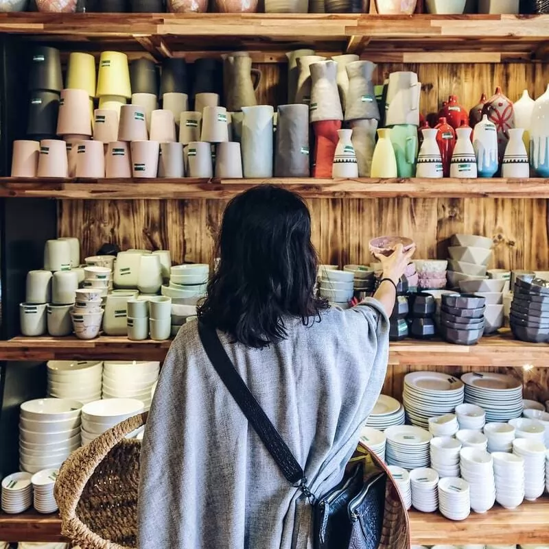 Mua sắm sản phẩm gốm khi đến làng gốm Thanh Hà trong chuyến du lịch Hội An