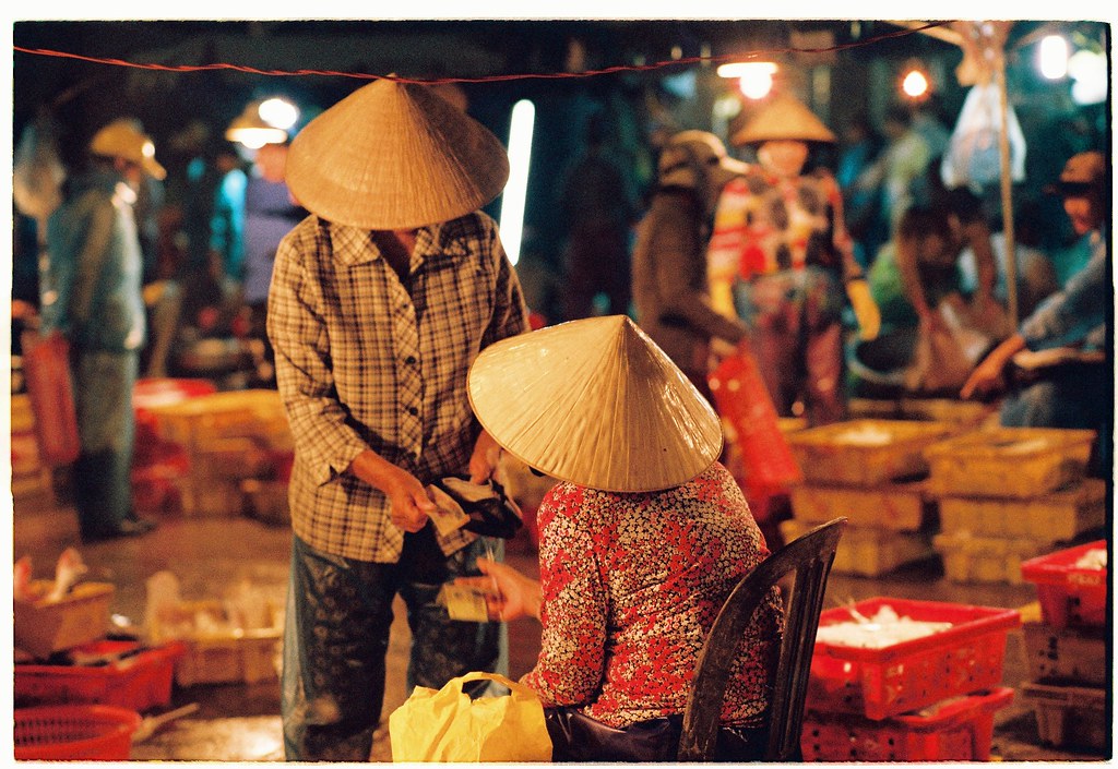 Người dân trả giá tại chợ cá Cửa Đại