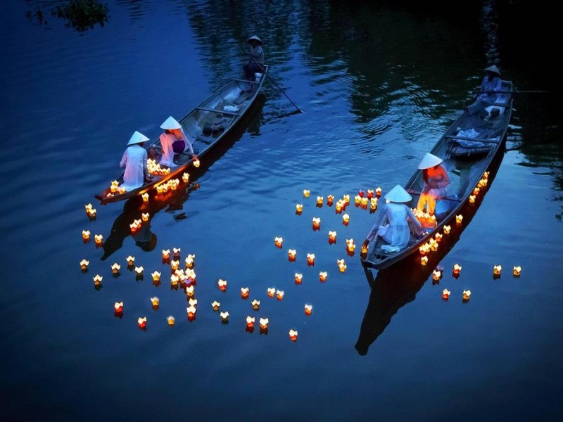 Releasing floating lanterns on the Hoai River is an unforgettable experience in Hoi An